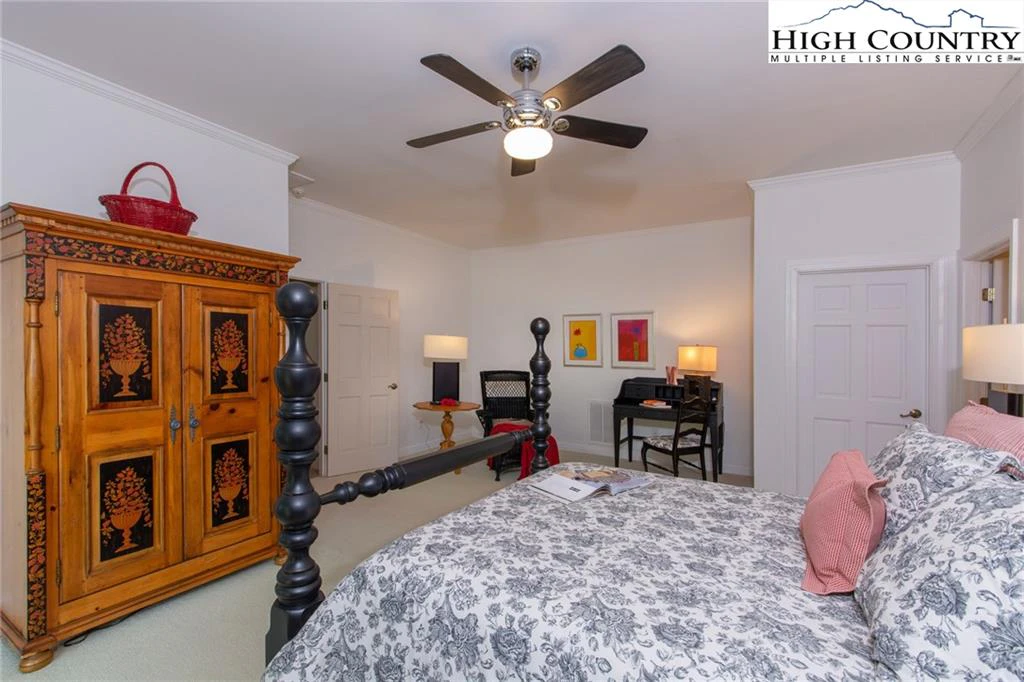Image number 11 for the current listing