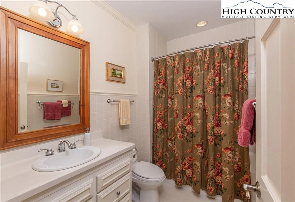 Image number 15 for the current listing