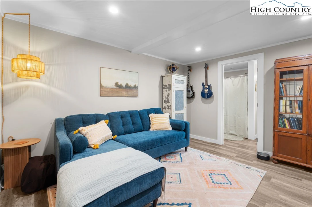 Image number 6 for the current listing