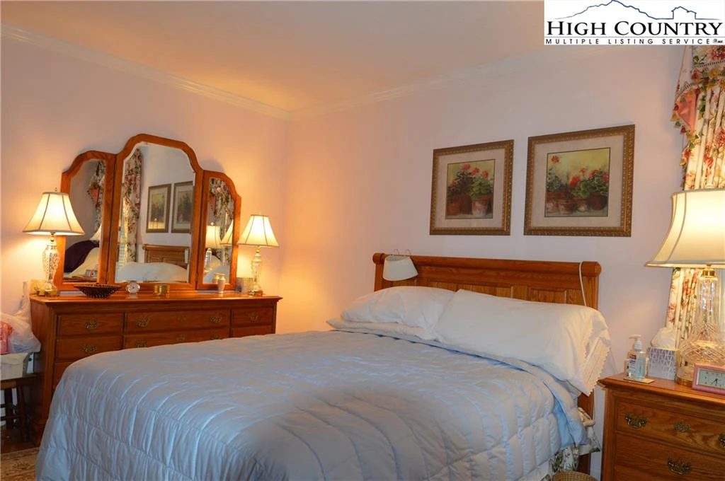 Image number 3 for the current listing