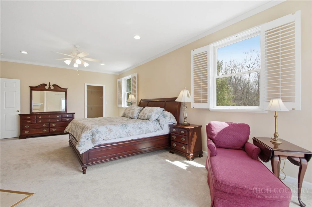 Image number 11 for the current listing