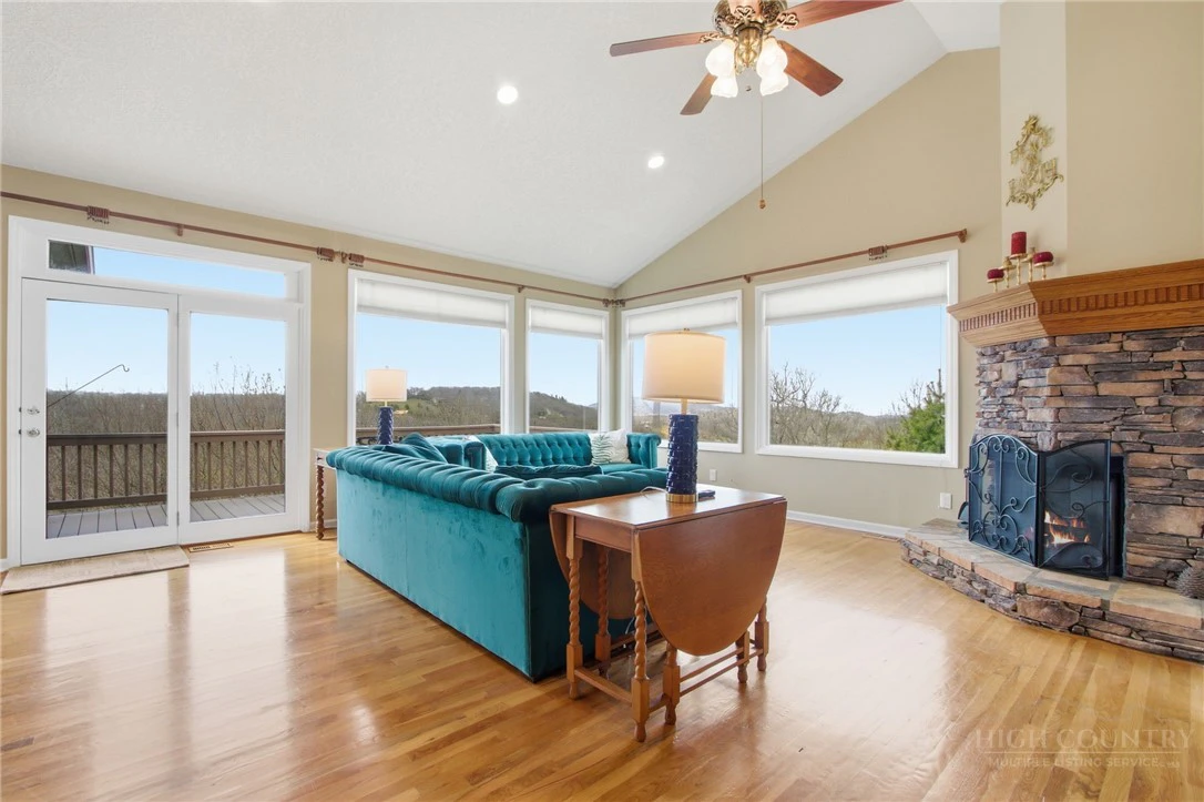 Image number 14 for the current listing