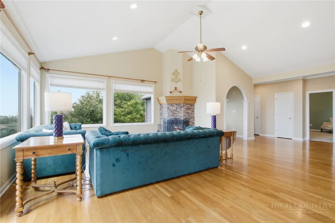 Image number 3 for the current listing