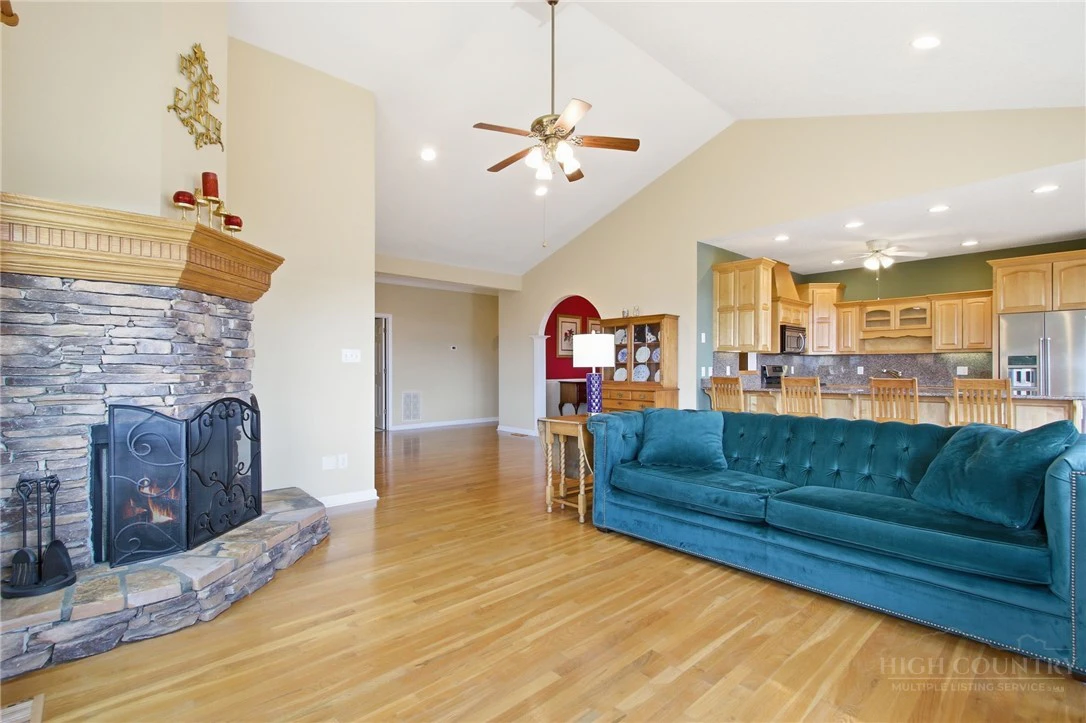 Image number 4 for the current listing