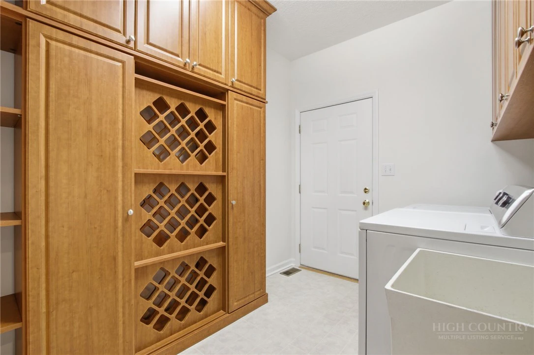 Image number 8 for the current listing