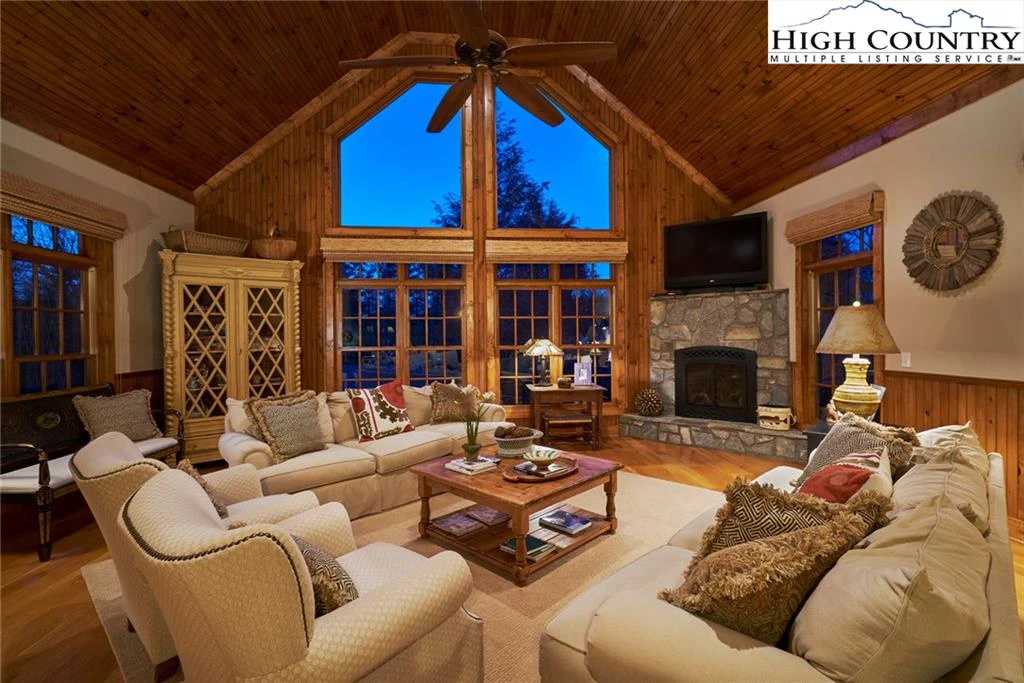 Image number 12 for the current listing