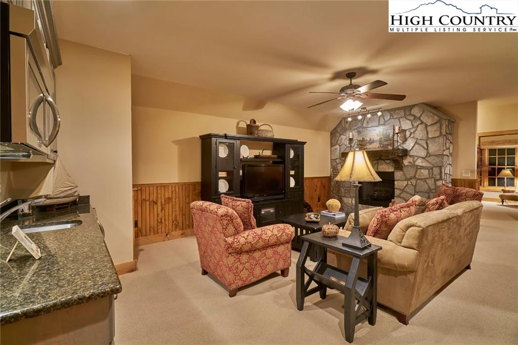 Image number 11 for the current listing
