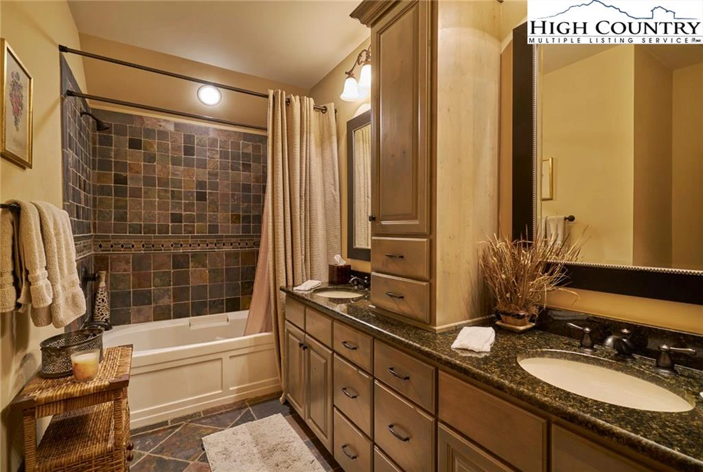 Image number 2 for the current listing