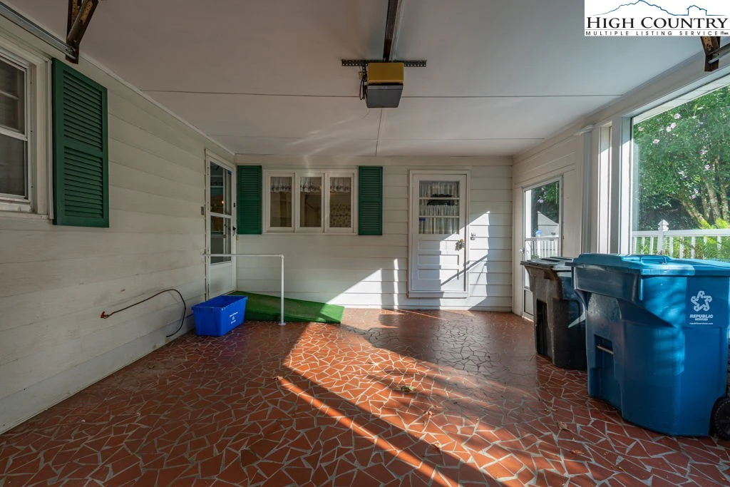 Image number 2 for the current listing