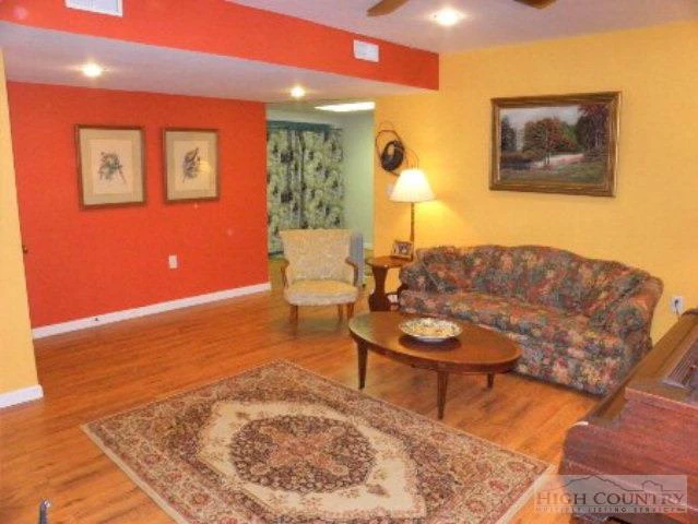 Image number 22 for the current listing