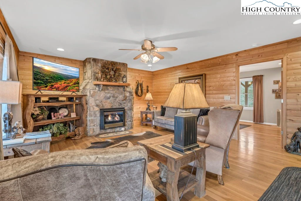 Image number 41 for the current listing