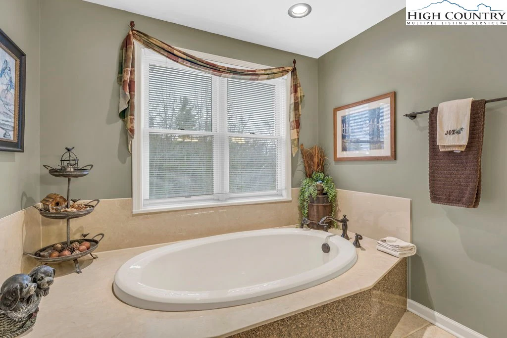 Image number 3 for the current listing