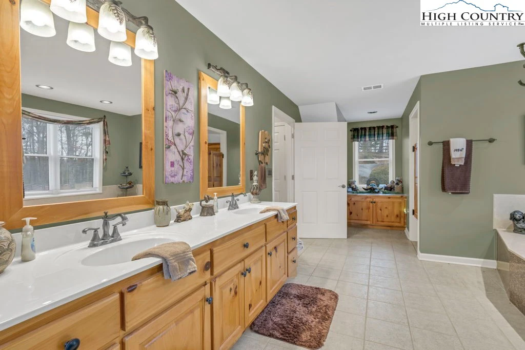 Image number 6 for the current listing