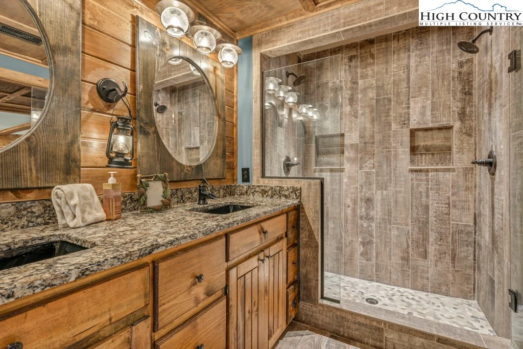 Image number 2 for the current listing