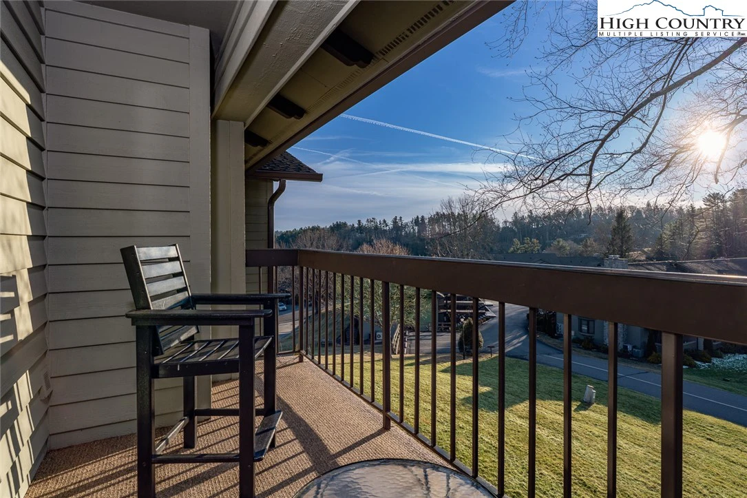 Image number 19 for the current listing