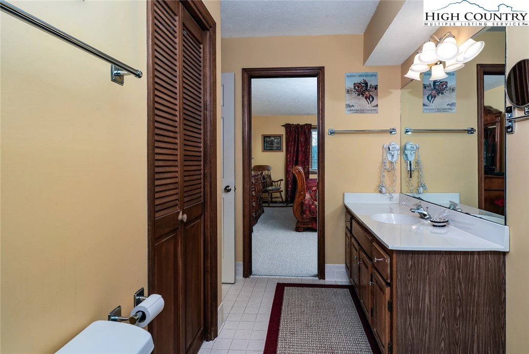 Image number 9 for the current listing
