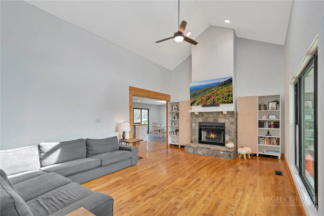 Image number 3 for the current listing
