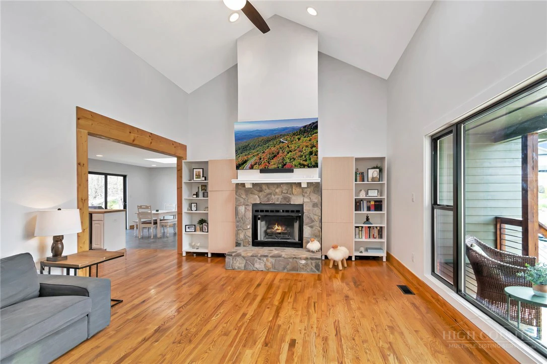 Image number 4 for the current listing