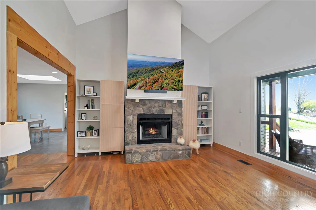 Image number 5 for the current listing