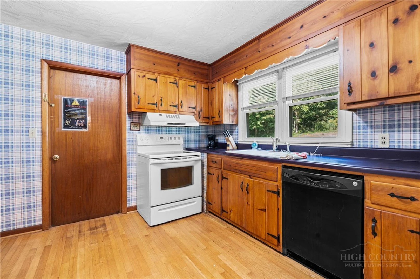 Image number 15 for the current listing