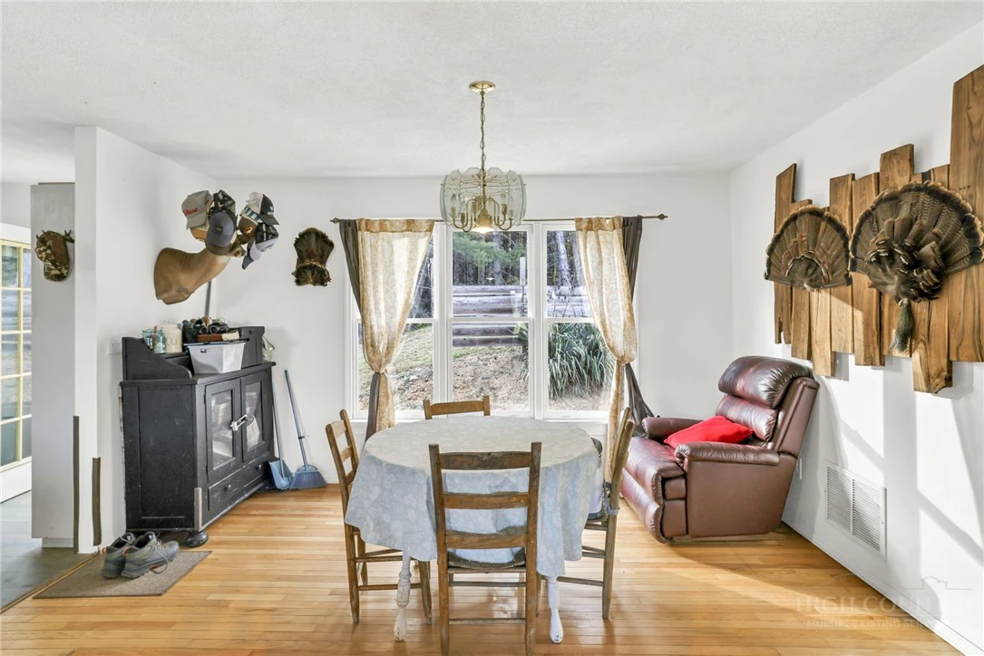 Image number 13 for the current listing