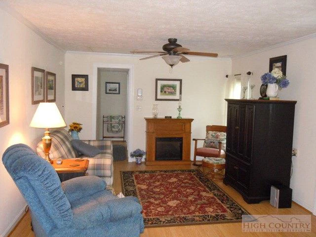 Image number 8 for the current listing