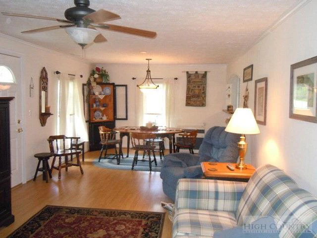 Image number 9 for the current listing