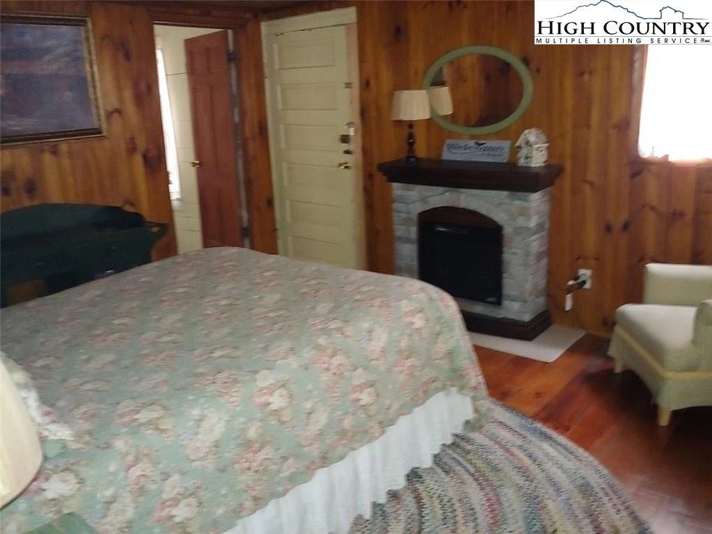 Image number 2 for the current listing