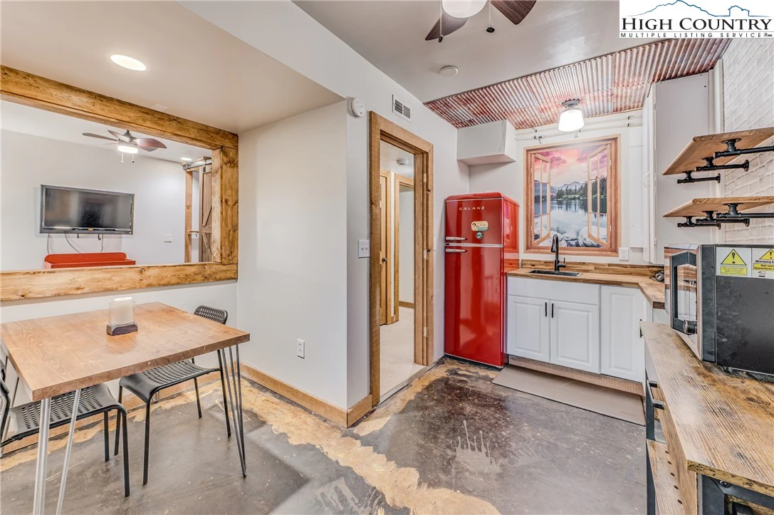 Image number 2 for the current listing