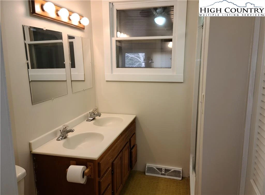 Image number 19 for the current listing