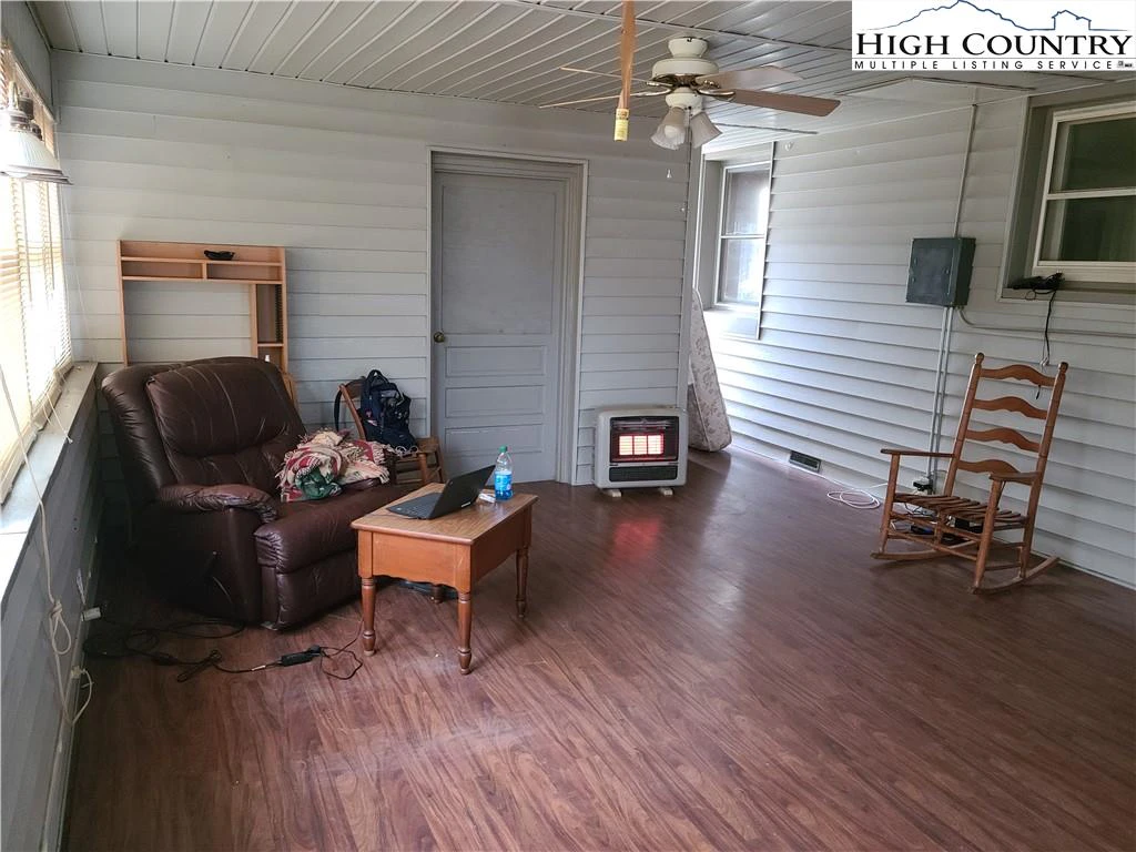 Image number 16 for the current listing