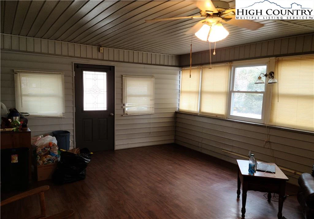 Image number 15 for the current listing