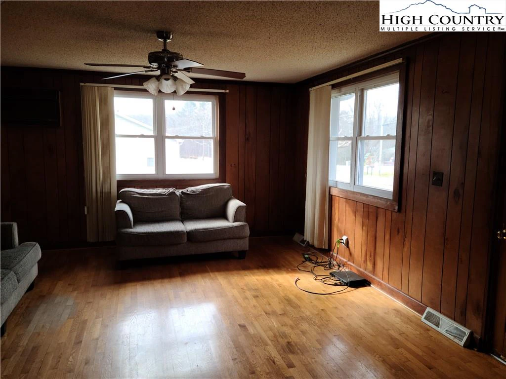 Image number 14 for the current listing