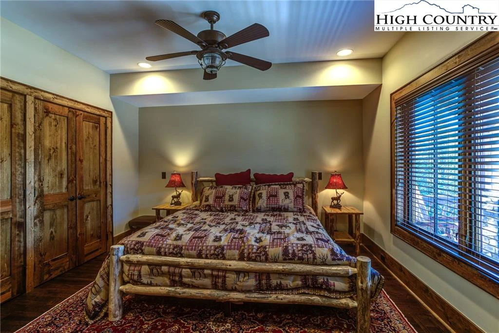 Image number 4 for the current listing