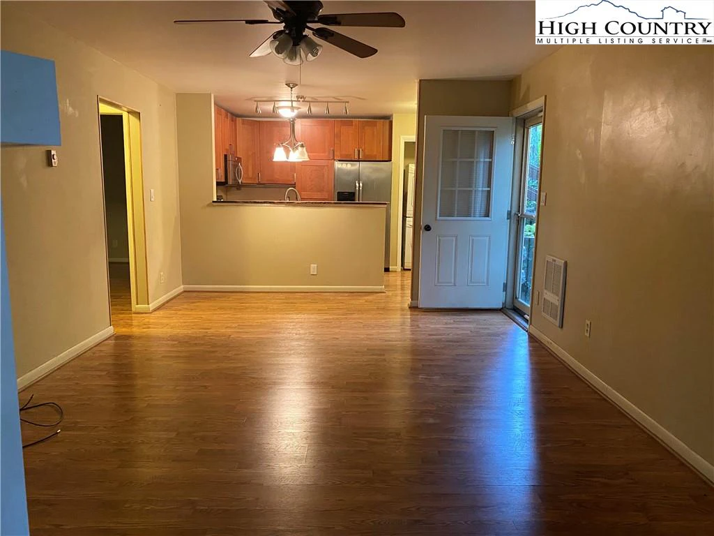 Image number 4 for the current listing