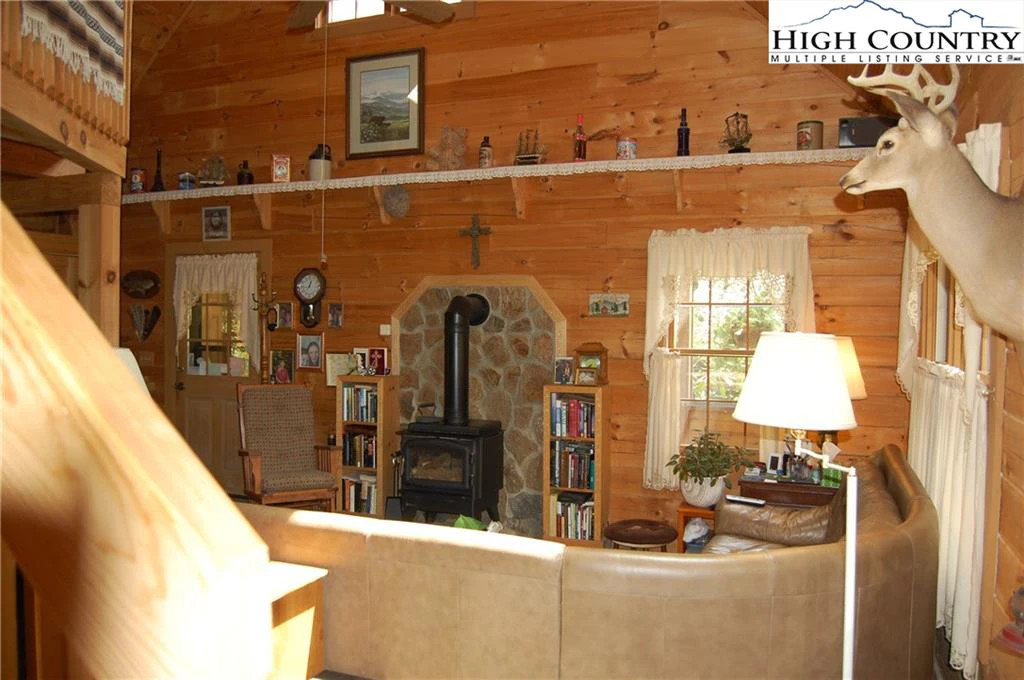 Image number 19 for the current listing