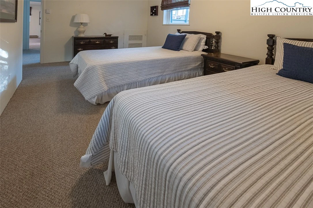 Image number 9 for the current listing