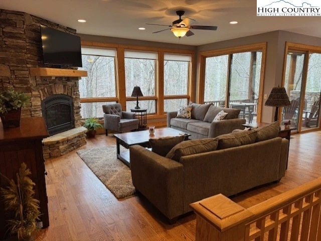 Image number 1 for the current listing