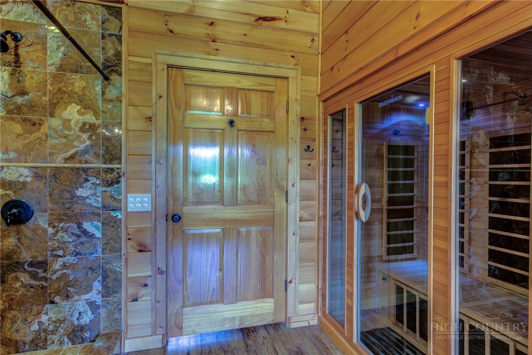 Image number 14 for the current listing