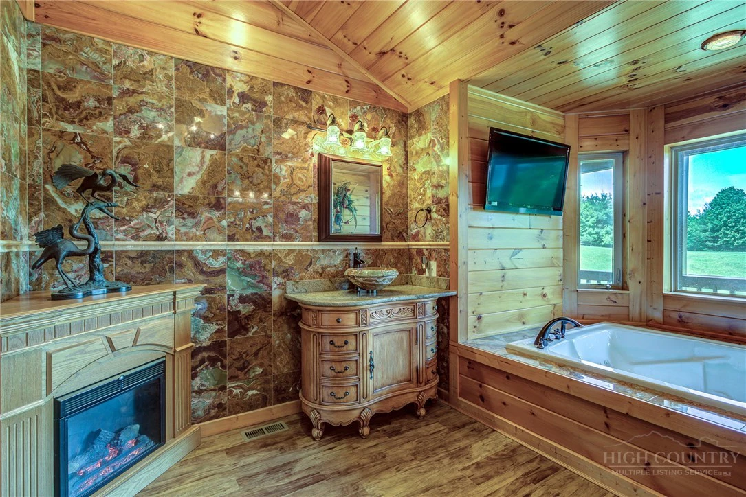 Image number 3 for the current listing