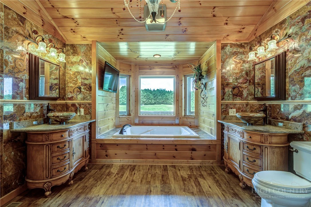 Image number 4 for the current listing