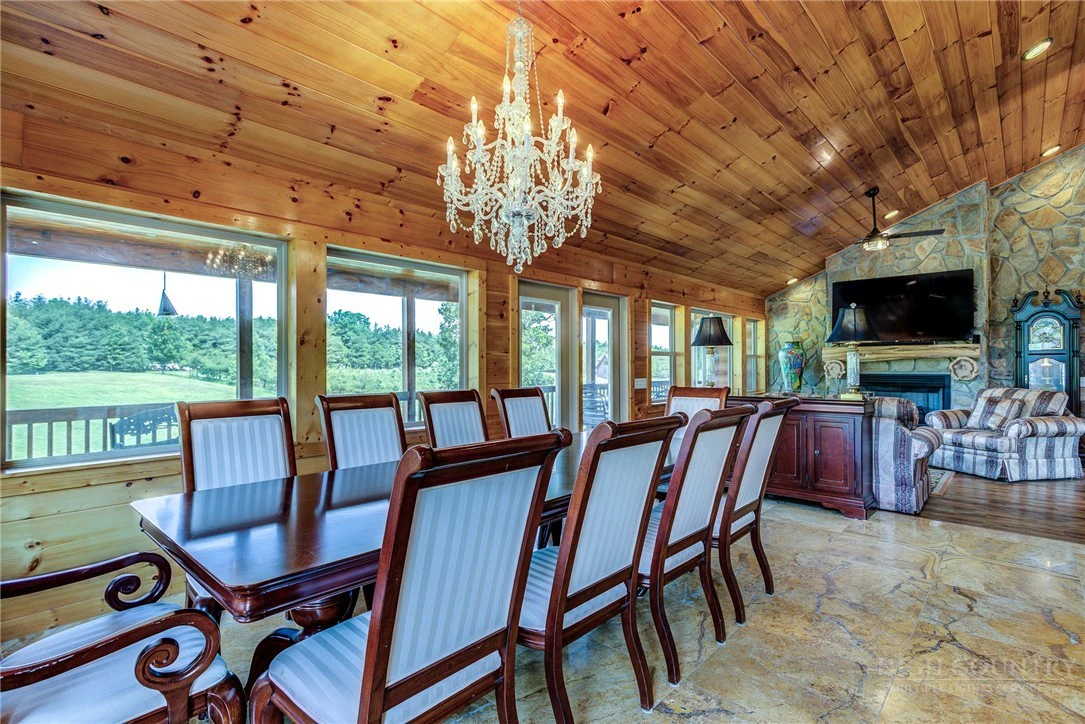 Image number 11 for the current listing
