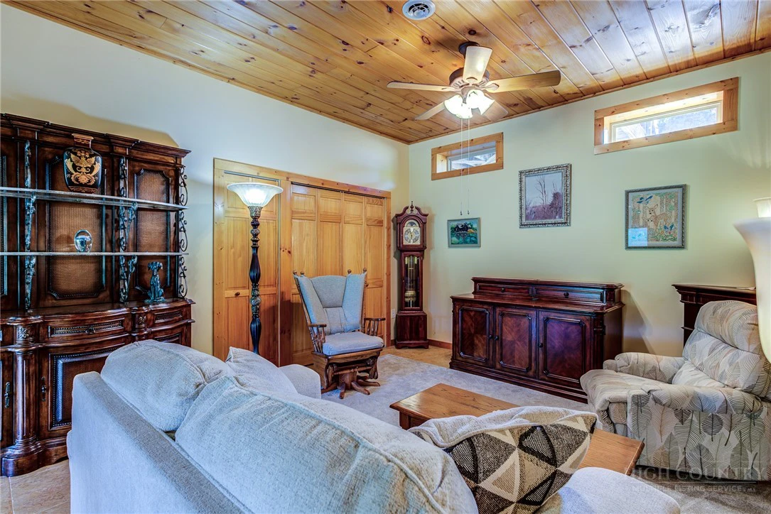 Image number 15 for the current listing