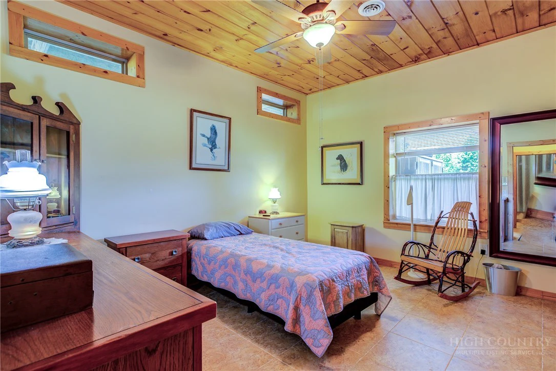 Image number 21 for the current listing