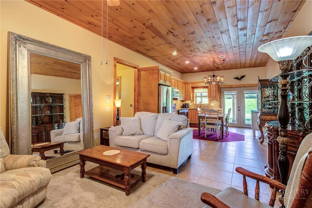 Image number 17 for the current listing