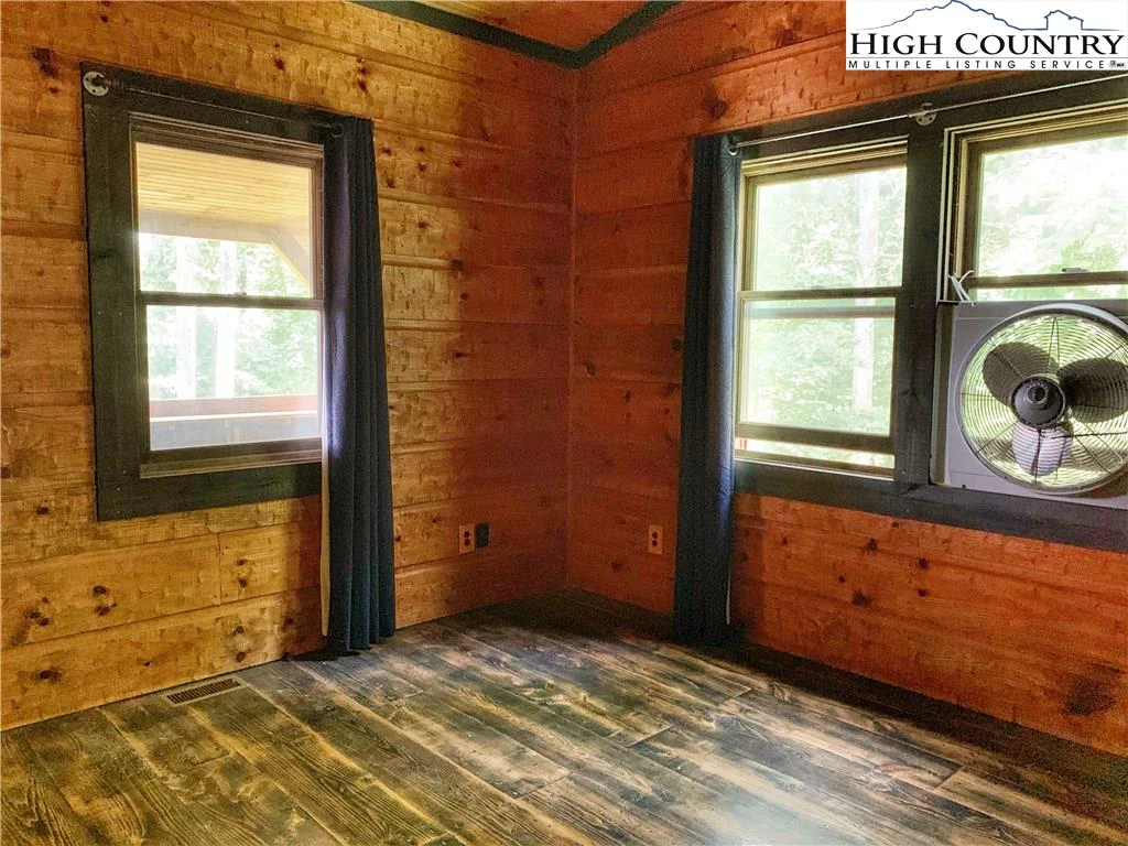 Image number 14 for the current listing