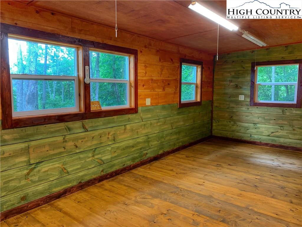 Image number 15 for the current listing