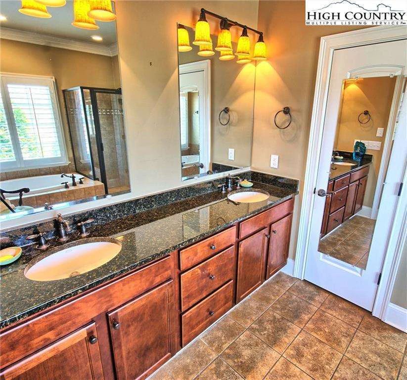 Image number 2 for the current listing