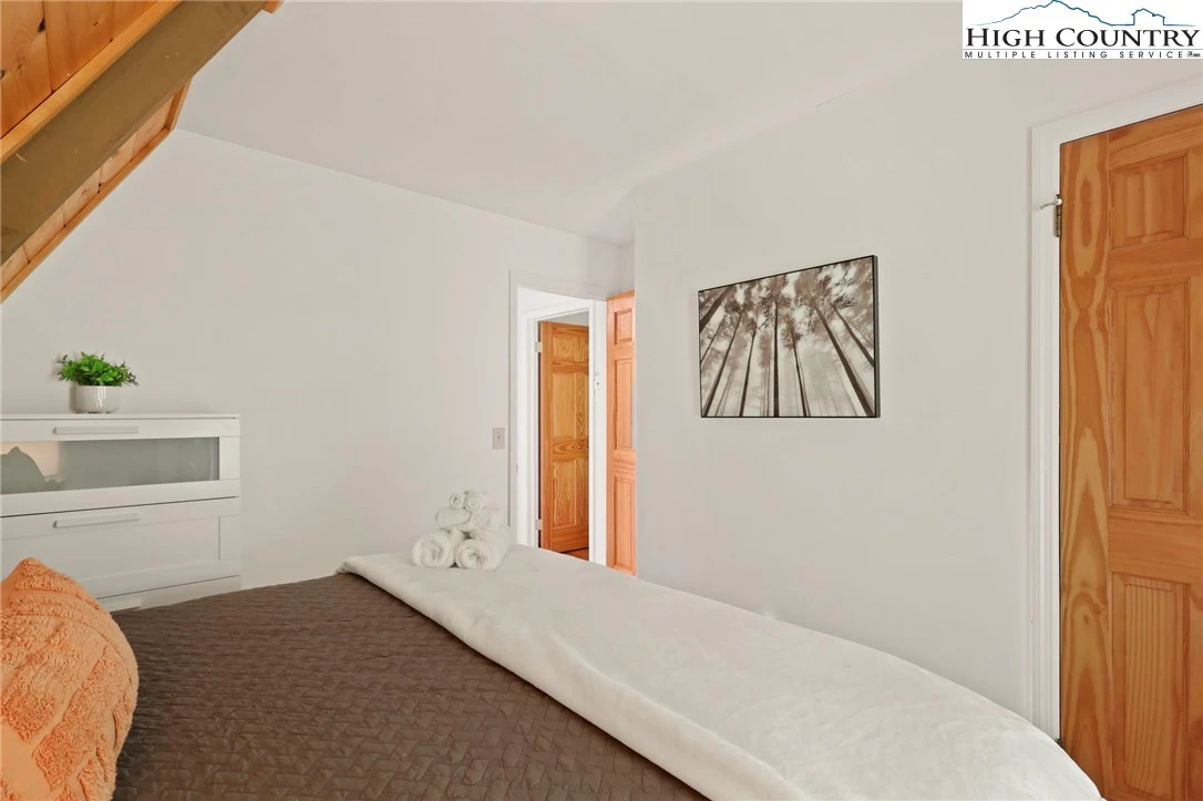 Image number 11 for the current listing