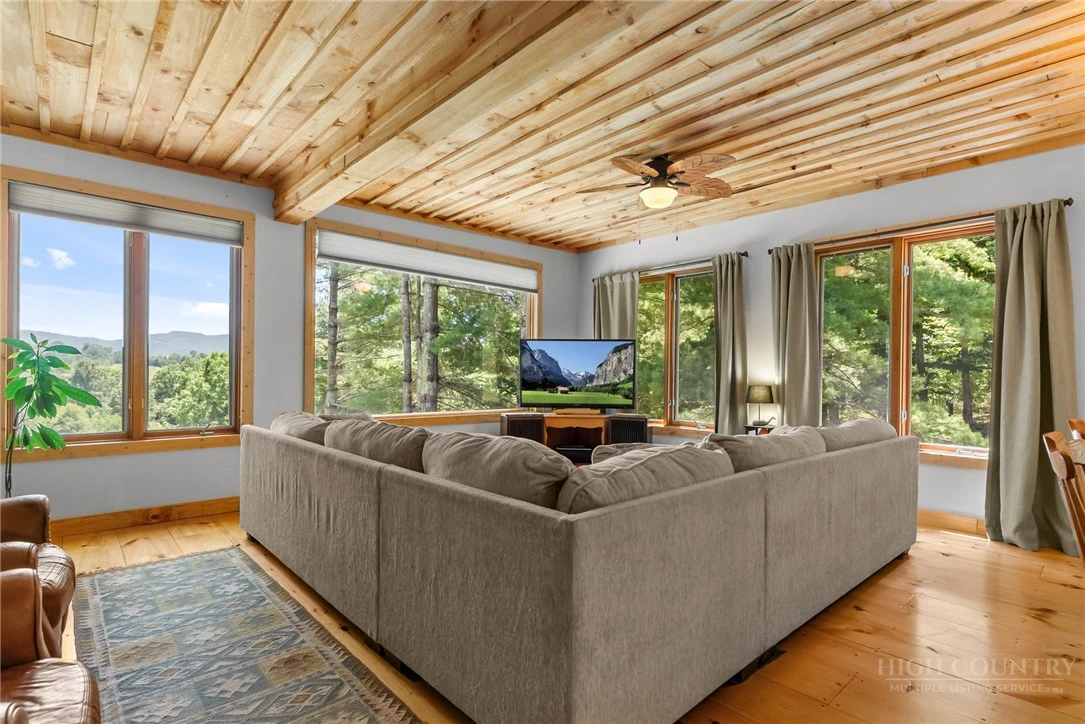 Image number 4 for the current listing